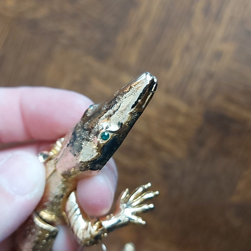 Unlabelled large gold tone articulated crocodile brooch w green eyes - Picture 2 of 4